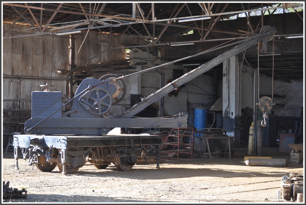 Auch ein zweiachsiger Kranwagen italienischer Herkunft gehrt zum Bestand der Eritrean Railway. (31.01.2012)