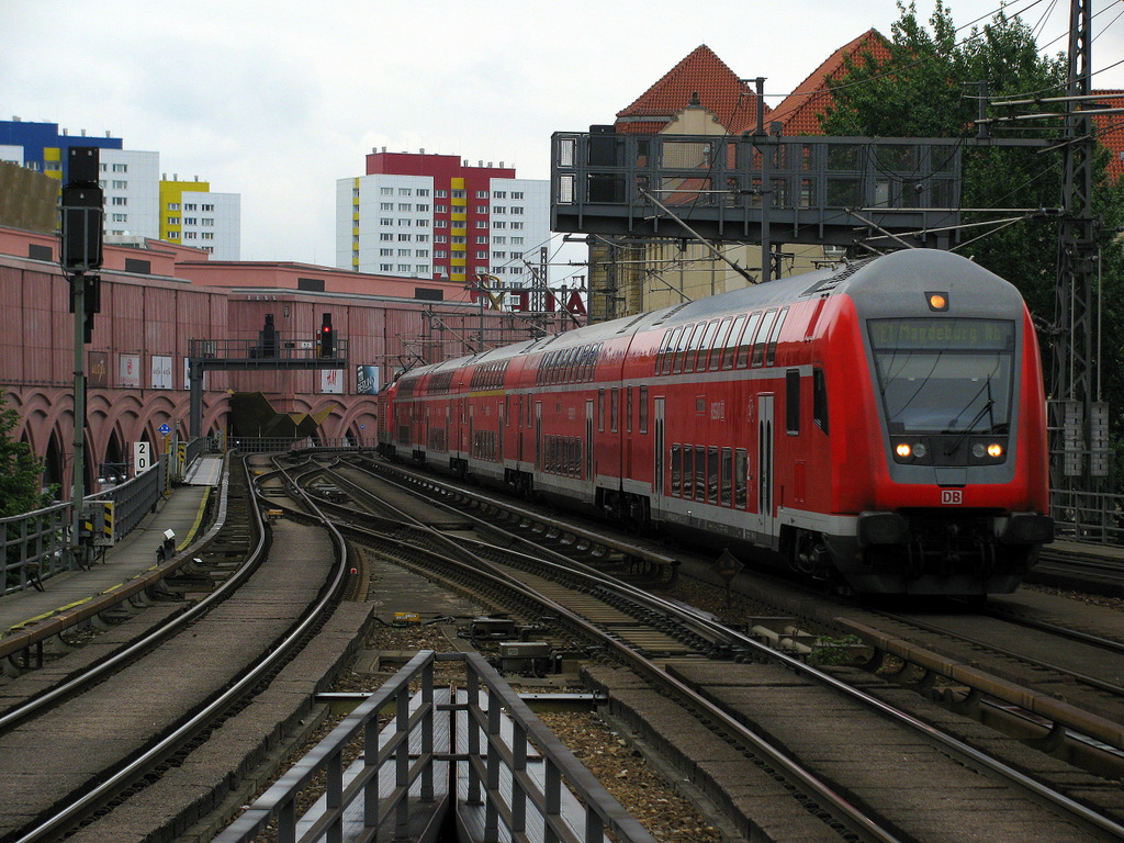 Auch einen RE 1 trafen wir beim BB.de-Treffen. Hier bei der Einfahrt in den Bahnhof Alexanderplatz am 12.06. Geschoben von 112 183-9.