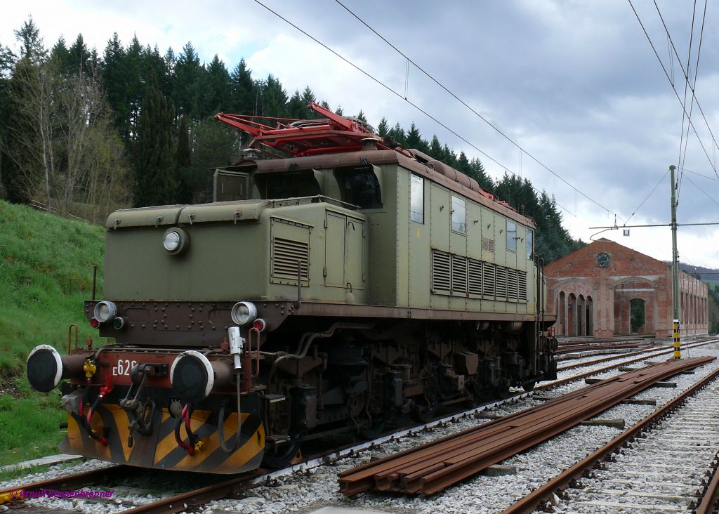 Auch einige Altbauloks der Reihe E 626 sind im Bestand der LFI zu finden.
Hier E626 006 (TIBB 1927) in Pratovecchio-Stia.
Diese Lok stammt aus der Vorserie der Reihe E626 und hat andere Vorbauten als die spteren Serienloks, von denen auch noch Zwei bei der LFI-TFT sind.


2010-04-01 Pratovecchio-Stia