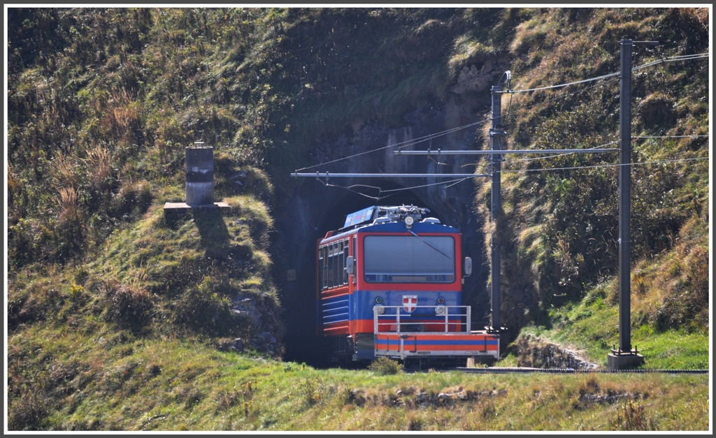 Auch einige Tunnels weist die Strecke auf und ganz nach italienischer Sitte wird kurz davor zweimal die Lokpfeiffe bettigt. (05.10.2011)