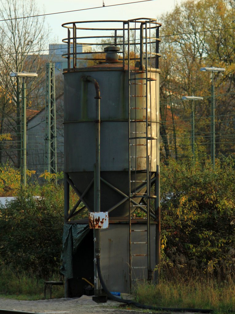 Auch er mu� dem neuen Campus weichen, in diesem Sandsilo in Aachen West wurde fr�her der Bremssand f�r die Lok´s gelagert, heute ist der Sand in 25 kilo S�cken abgepackt. (08.11.2011)