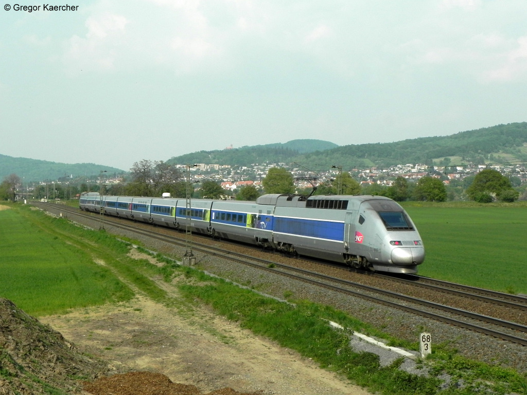 Auch er war von den Bauarbeiten in Frankfurt-Stadion betroffen und musste den lngeren Weg ber die Main-Neckar Bahn nehmen. TGV 9555 (Paris Est - Frankfurt (Main) Hbf) unterwegs auf seiner letzten Etappe Mannheim-Frankfurt. Gefahren wurde der 9555 von TGV POS 4412. Aufgenommen am 24.04.2011 bei Heddesheim-Hirschberg (ehemals Grosachsen-Heddesheim).