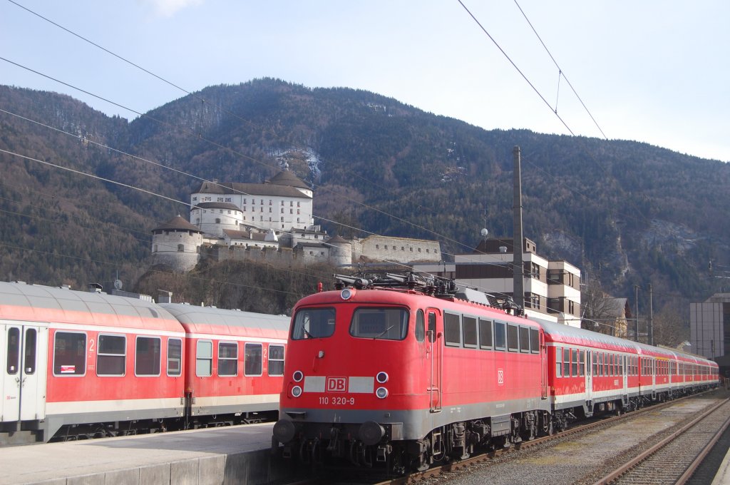 Auch die Ex-Trierer 110 320-9 durfte sich am 2.4.2010 in vor der Festung Kufstein ausruhen, whrend ein Quietschi die DRB-Leistungen Kufstein-Rosenheim im Pendel bernahm.