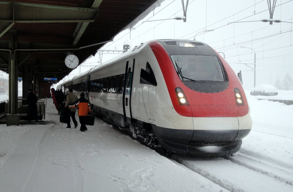 Auch in dieser Fahrplanperiode wird der IR 2263 Zrich HB - Chiasso planmssig mit einem ICN gefhrt. Der RABDe 500 041-9  William Barbey , fotografiert bei seinem Halt in Gschenen am 10.12.12.
