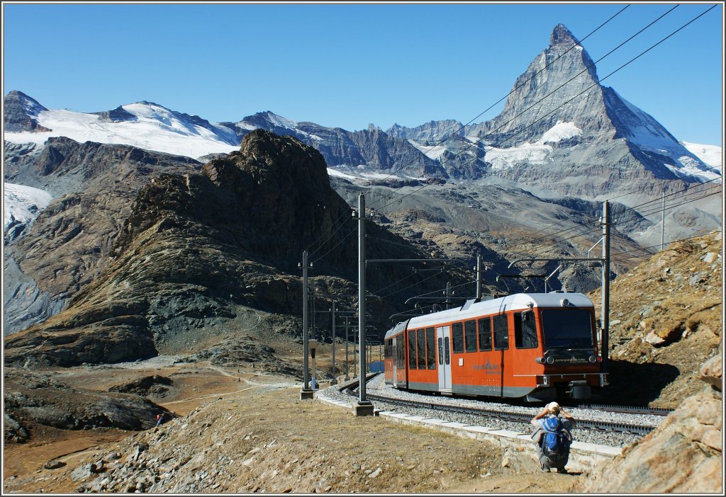 Auch in der fast unendlich weiten Bergwelt gibt es hin und wieder Fotografen die das gleiche Bild wie ich fotografieren mchten...
GGB Zahnradbahnzug kurz vor der Gipfelstation Gornergrat am 04.10.2011.