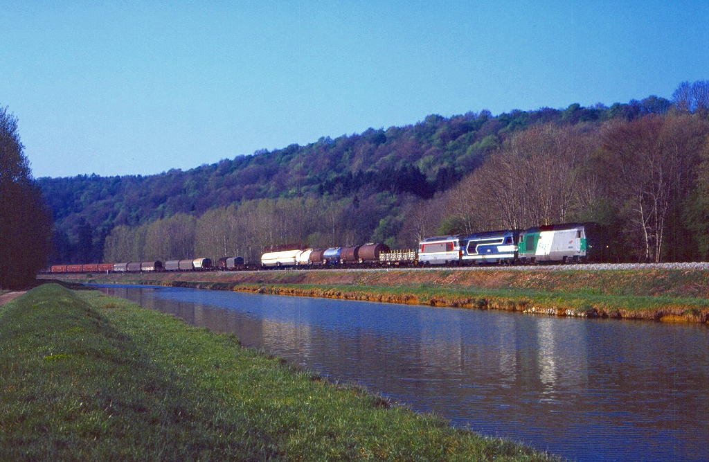 Auch in Frankreich gibt es bunte Gterzge: BB 67451, BB 67510 und BB 67609 bei Luzy sur Marne, 24.04.2003.