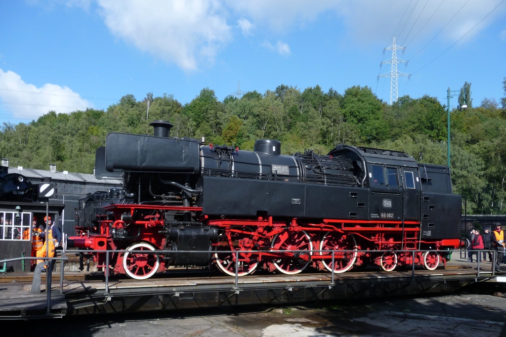Auch die frisch restaurierte 66 002 drehte ein paar Runden auf der Drehscheibe im Eisenbahnmuseum Bochum Dahlhausen am 18.9.2010.
