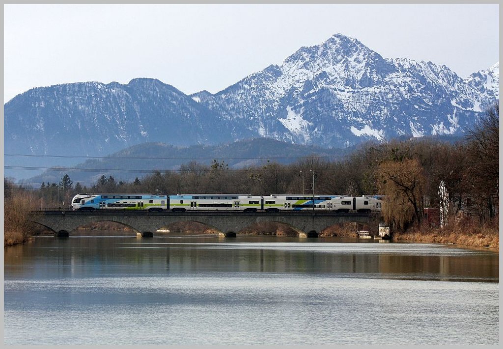 Auch die fr Fotografen beliebte Saalachbrcke hat seit Fahrplanwechsel mit der WESTbahn Abwechslung bekommen. Hier Zug 17508 bei ihrem westlichsten Endpunkt. 2.1.2012