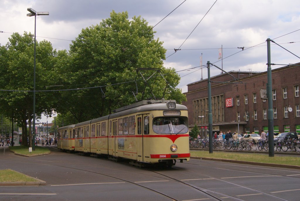 Auch fr die GT8 sind es die letzten planmigen Fahrten, auch wenn einige von ihnen in Dsseldorf bleiben werden.Hier zusehen TW 2656 als 707 zur Universitt am Dsseldorfer Hbf am 09.06.2011
