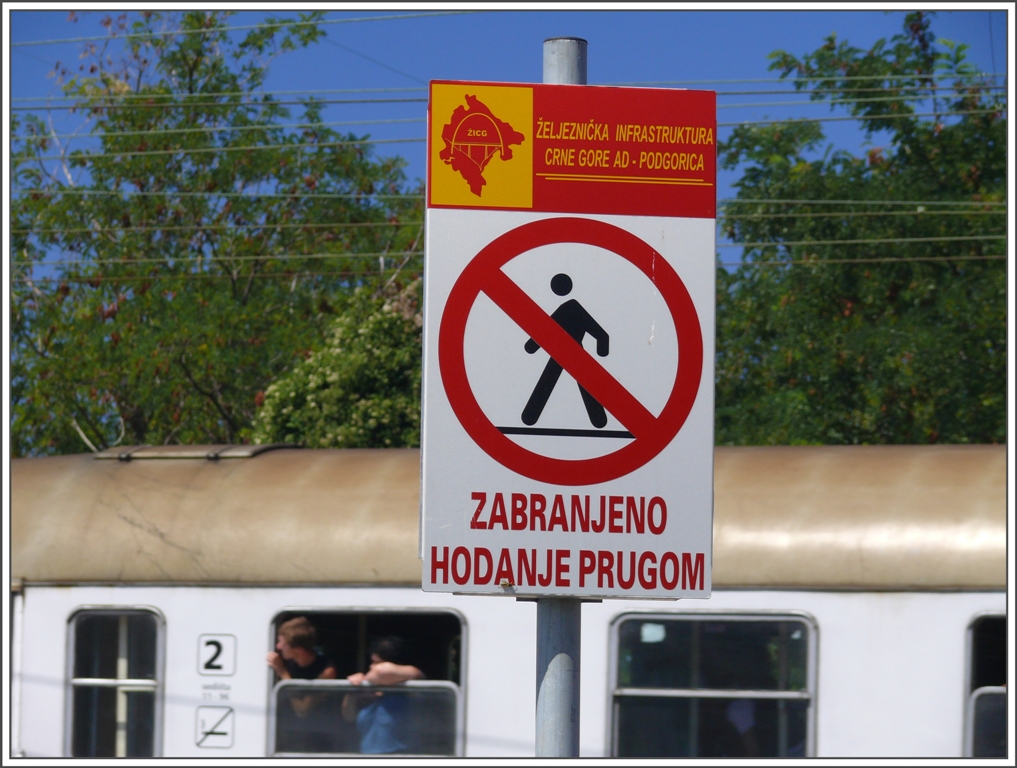 Auch fr sprachunkundige gut zu verstehen, nur halten sich die Einheimischen berhaupt nicht daran.(08.08.2010)