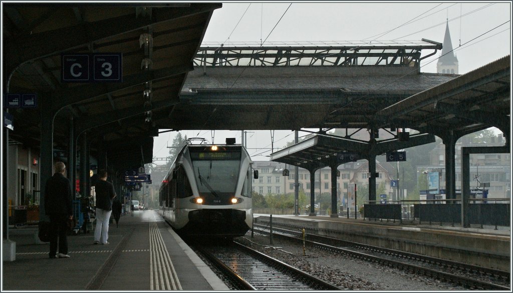 Auch garstiges Wetter hat gewisse Reize: Die S3 von Schaffhausen nach St.Gallen erreicht Romanshorn. 
30. Aug. 2012
