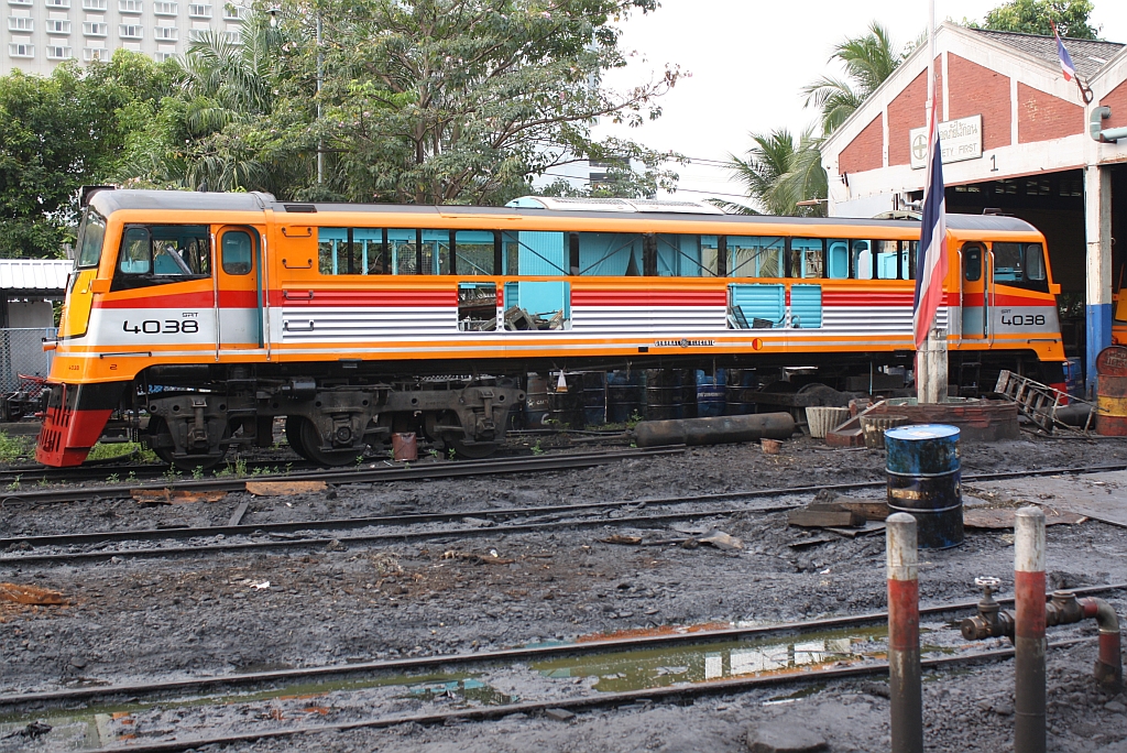 Auch die GEK 4038 (Co'Co', de, General Electric, Bj.1963, Fab.Nr. 34887) fällt den Designern zum Opfer und wird mit 45 Jahren (und 2 Jahre vor der geplanten Ausserdienststellung) noch aufwendig lackiert; Depot Thon Buri am 13.März 2011.

