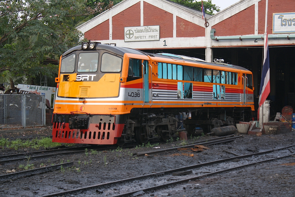 Auch die GEK 4038 (Co'Co', de, General Electric, Bj.1963, Fab.Nr. 34887) fällt den Designern zum Opfer und wird mit 45 Jahren (und 2 Jahre vor der geplanten Ausserdienststellung) noch aufwendig lackiert; Depot Thon Buri am 13.März 2011.
