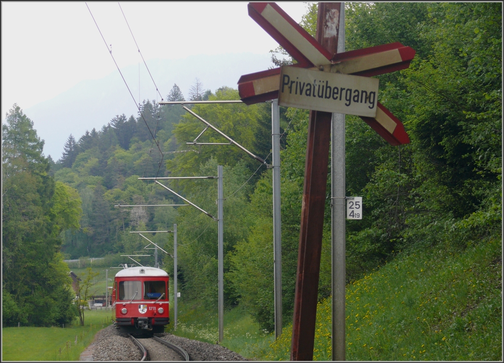 Auch das gibts bei der RhB, private Bahnbergnge. Im Gegensatz zu den ffentlichen unbewachten bergngen gibts hier keinen Achtungspfiff. Gesehen zwischen Reichenau-Tamins und Bonaduz. (18.05.2010)