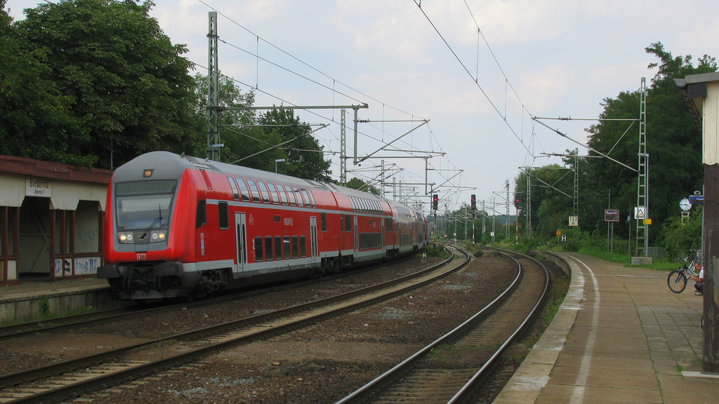 Auch das gibts in Biederitz. Hier ist ein RE 1 in Richtung Magdeburg gerade beim runterbremsen von 160 auf die Biederitzer-Brckengeschwindigkeit von 50 km/h. 03.08.2011