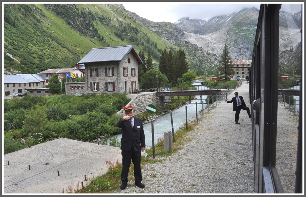 Auch in Gletsch erteilt der  historische Beamte  den Abfahrbefehl wie anno dazumal und das besonders lange fr die vielen Fotografen im Zug. (21.07.2011)
