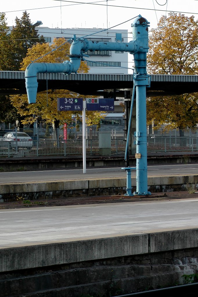 Auch in Halle Saale Hbf. findet man noch einen (funktionsfhigen ??)Wasserkran. Am
20.10.2012 gegen 16:10 Uhr  abgelichtet und die Wartezeit auf den verspteten ICE
1208 aus Mnchen abgekrzt. 