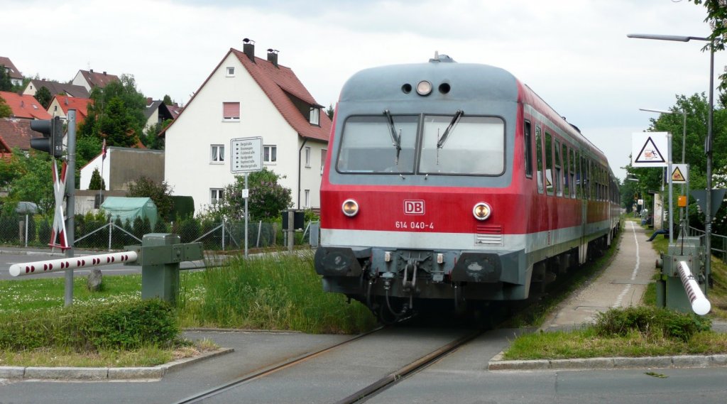 Auch der Haltepunkt Hardhof hat auf jeder Seite des Bahnbergangs einen Bahnsteig. 614 040 fhrt nach Markt Erlbach am 20.Mai 2008 am Bahnsteig der Gegenrichtung vorbei. 