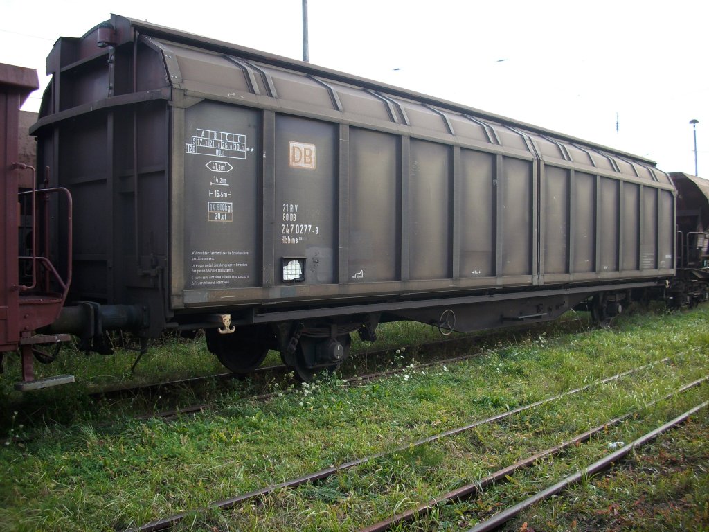 Auch dieser Hbbins 21 80 247 0277-9 steht ebenfalls schon ein halbes Jahr auf dem Bahnhof Bergen/Rgen z-gestellt.