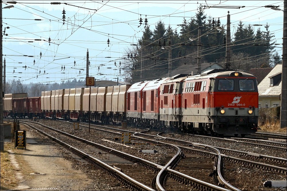 Auch heuer gab es wieder Schulungsfahrten im Lavanttal mit der BR 2143. 2143 064 + 062 und die beiden Hercules 2016 048 + 057 ziehen den Hackschnitzelleerzug 55552 von Wolfsberg nach Zeltweg. Zeltweg 23.03.2010