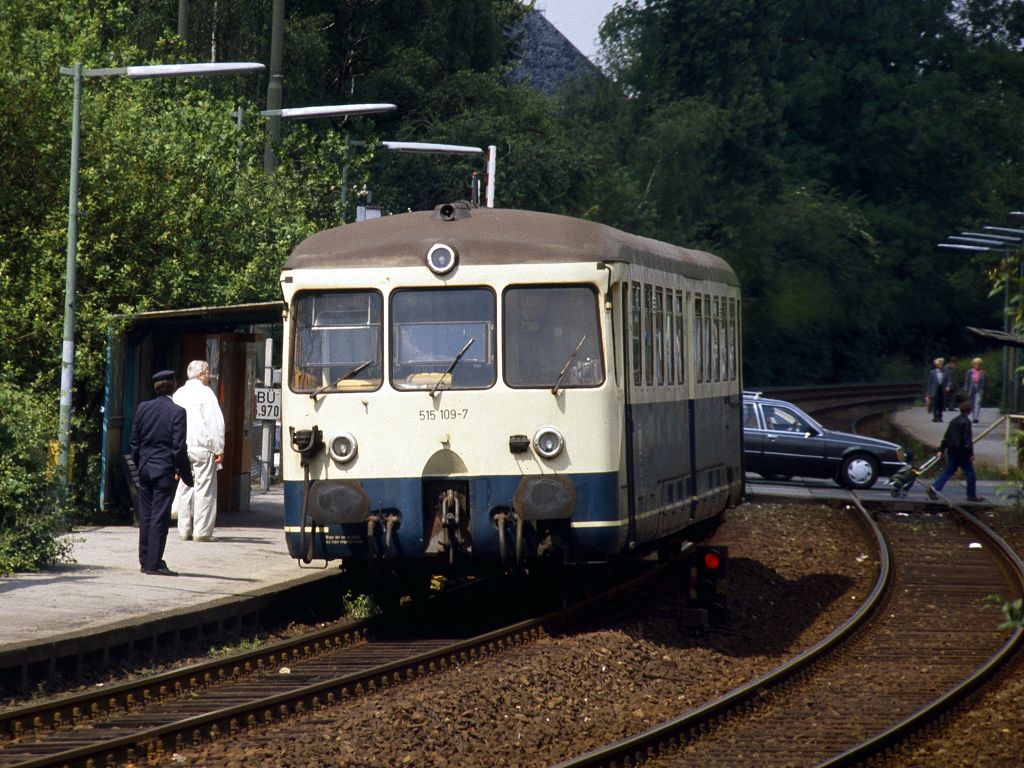 Auch heute ist Castrop-Rauxel Sd der aufkommensstrkste Halt der Emschertalbahn. im Mai 1994 nimmt 515 109 gerade Fahrgste nach Herne auf.