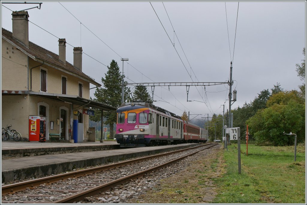 Auch heute noch kann man einen Hauch lngst vergangener MThB-Ambiente geniessen, wenn am andern Ende der Schweiz: Der gepflegte PBr/ex MThB ABDe 538 316-1 erreicht mit dem Regionalzug 4220 Le Pont im Valle de Joux.
11. Oktober 2012 