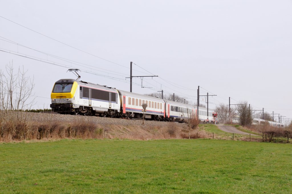 Auch hier wieder ein IC A Eupen - Oostende mit einem I10-Wagen direkt hinter der Lok (HLE 1341). Aufgenommen am 26/03/2011 bei Gemehret auf dem eingleisigen Stck zwischen Eupen und Herbesthal.