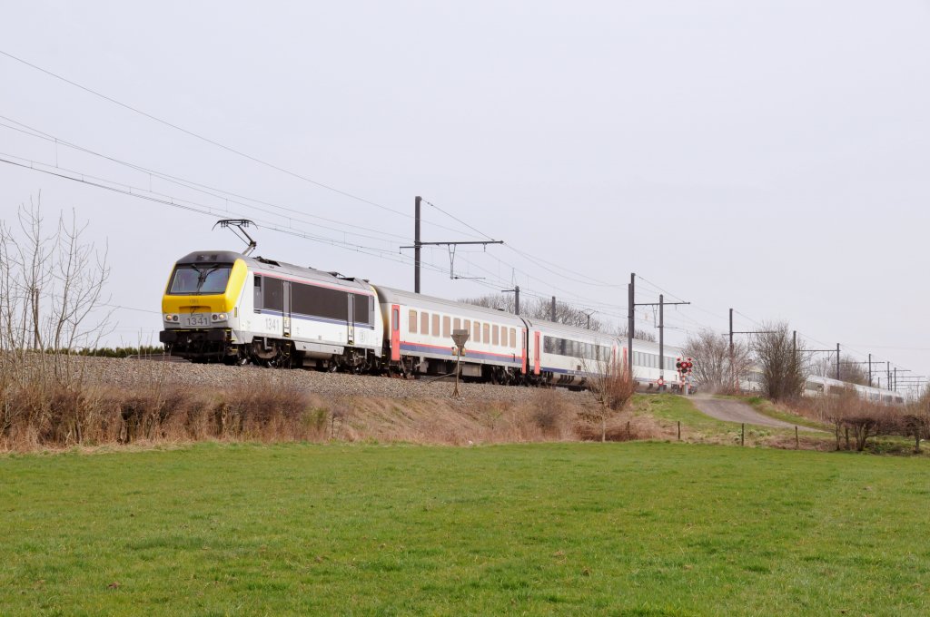 Auch hier wieder ein IC A Eupen - Oostende mit einem I10-Wagen direkt hinter der Lok (HLE 1341). Aufgenommen am 26/03/2011 bei Gemehret auf dem eingleisigen Stck zwischen Eupen und Herbesthal.