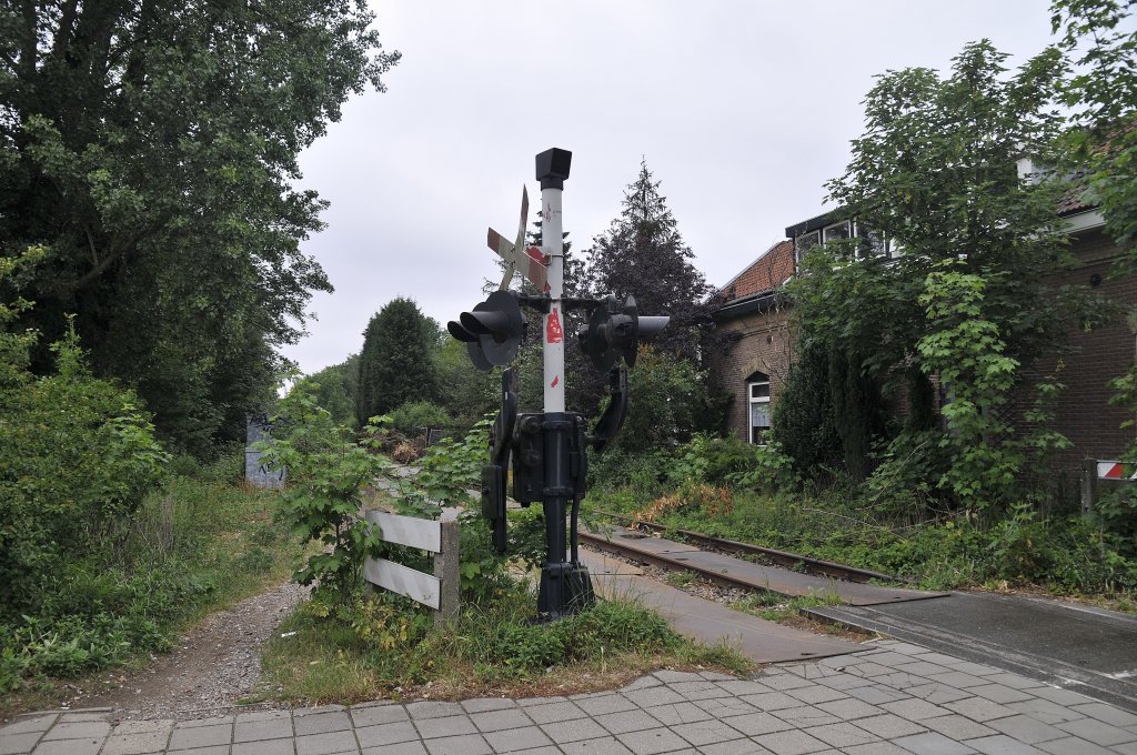Auch in Holland gibt es Strecken wo seit jahren kein Zug mehr fhrt, hier dass alte Bf Driehuis - Westerveld auf die IJmuiderlijn am 06.06 2011.