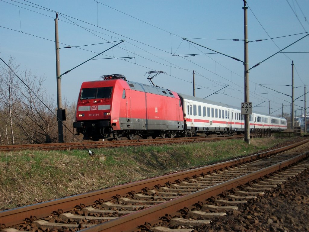 Auch ich kenne J�rg Trutwig`s Fotostandpunkt zwischen Stralsund R�gendamm und dem Stralsunder Hbf.So war ich am 07.April 2010 dort um die Vorbeifahrt von 101 013 mit den f�nf Wagen IC Binz-D�sseldorf zufotografieren.