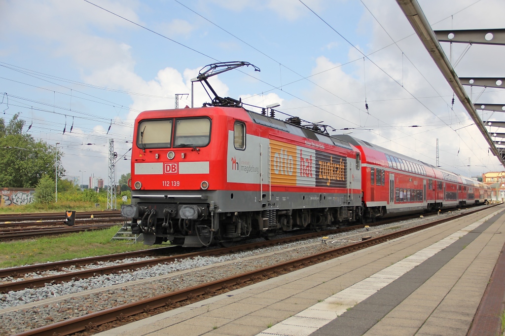 Auch der Kaiser Otto war vor Ort!:-)
112 139  Kasier-Otto-Express  als Sdz Magdeburg - Rostock um kurz nach 11 Uhr. 
Aufgenommen am 13.08.2011 in Rostock Hbf