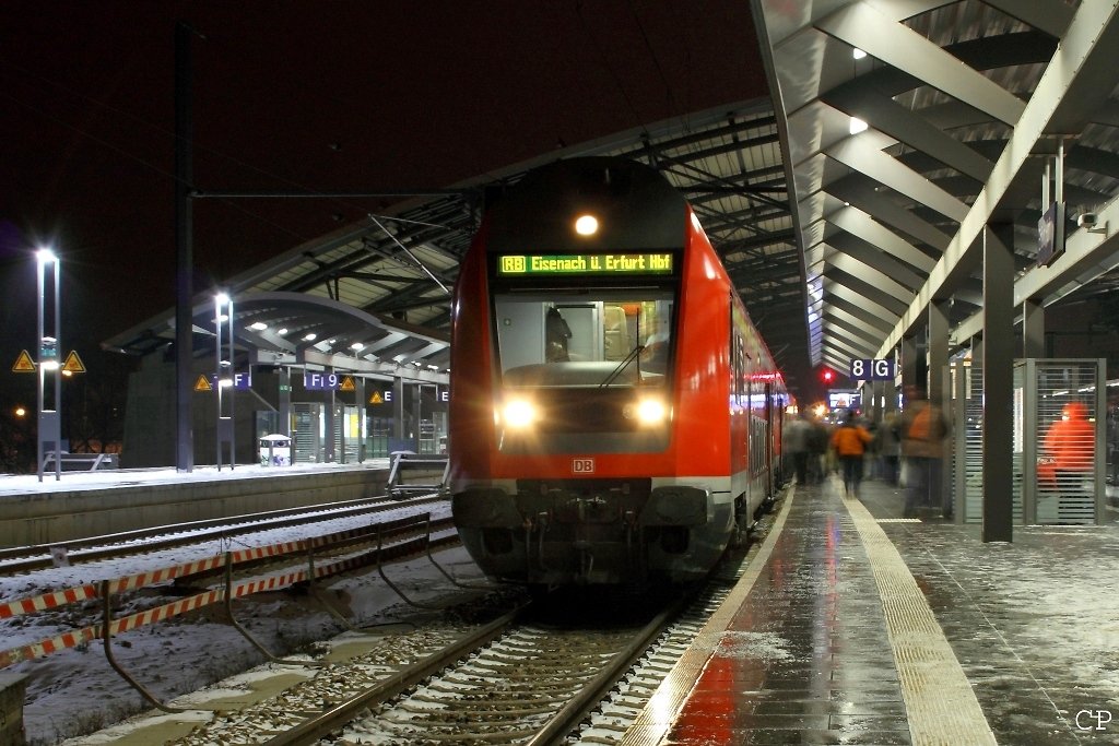 Auch in der kalten Jahreszeit werden Doppelstockzge auf der Strecke Eisenach - Erfurt - Halle als  Fahrradexpress  eingesetzt. Hier ist eine RB nach Halle grade in Erfurt angekommen. (19.12.2009)