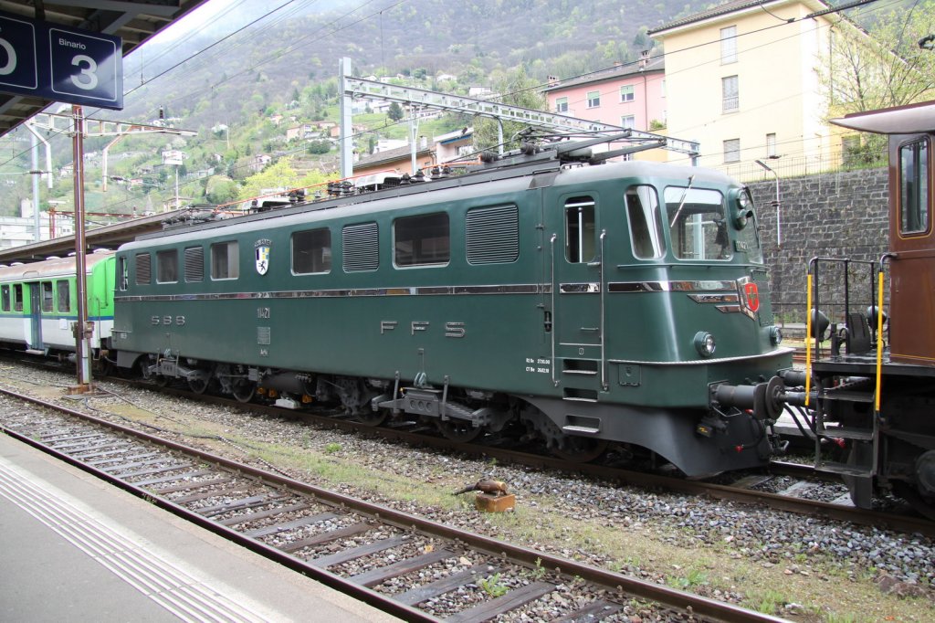 Auch die Kantonslok  Graubnden  Ae 6/6 11421 hilft mit,einen Dampfzug nach Erstfeld ber den Gotthard zu bringen.Bellinzona 07.03.12