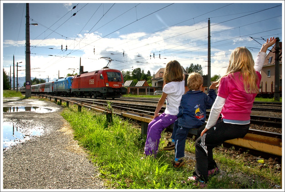 Auch den Kindern gefiel der EC 630  easybank  von Villach nach Wien Meidling, welcher heute mit einer 1116 und der 1016 023 Kyoto bespannt war. 
Zeltweg 30.05.2010