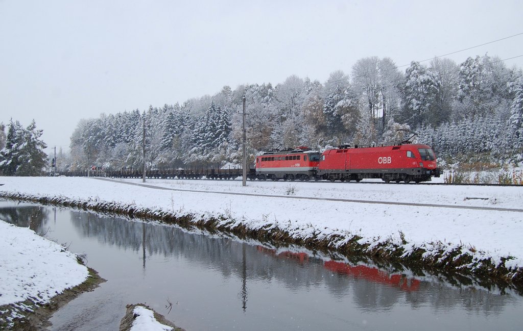 Auch das Kremstal zeigte sich am 29.10.2012
schon sehr winterlich.Zu sehen auf dem
Bild ist die 1016 001 gemeinsam mit der
1142 649 vor einem krzeren Gterzug bei Wartberg an der Krems.