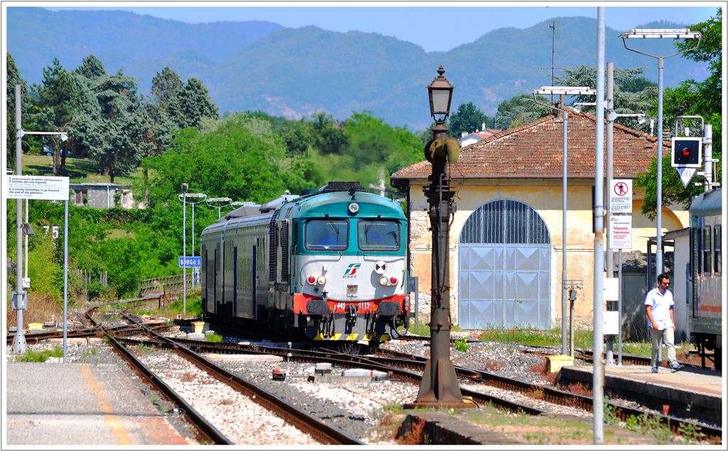 Auch lange lokbespannte Vorortszge aus Firenze erreichen Borgo San Lorenzo ber Pontassieve. Hier fhrt D4458 1112 ein (17.06.2013)