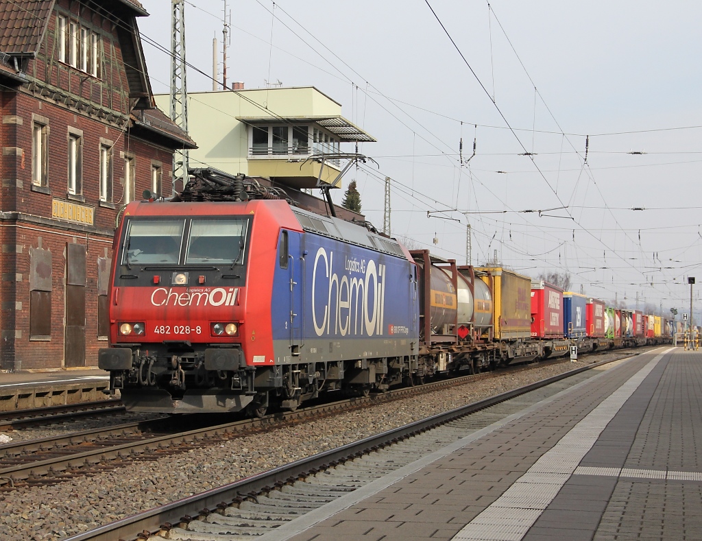 Auch lange nicht gesehen: 482 028.8 mit KLV gen Sd. Aufgenommen am 07.03.2012 in Eichenberg.