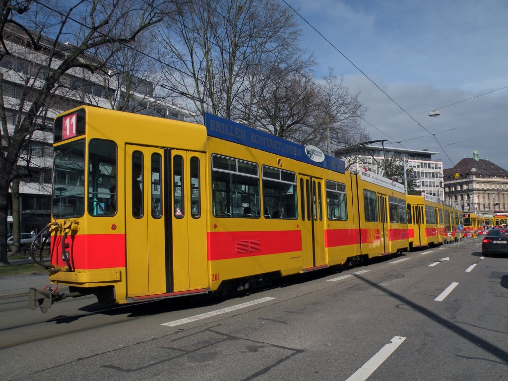 Auch die Linien 10 und 11 fahren an der Fasnacht nicht durch die Innerstadt, sondern vom Aeschenplatz wieder nach Aesch oder Dornach. Diese Doppeltraktion wartet am Aeschenplatz darauf die Haltestelle zu bedienen. Die Aufnahme stammt vom 28.02.2012. 