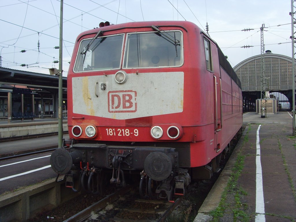 Auch die Loks der Baureihe 181 werden nicht vom Zahn der Zeit verschohnt: 181 218-9 hat ihre besten Tage hinter sich....Karsruhe, 31.10.09