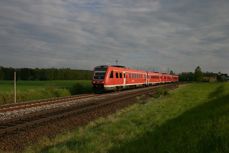 Auch mal wieder bei nem 612 den Auslser bettigt.;)Der RE nach Hof am 8.5.2010 bei Irrenlohe.