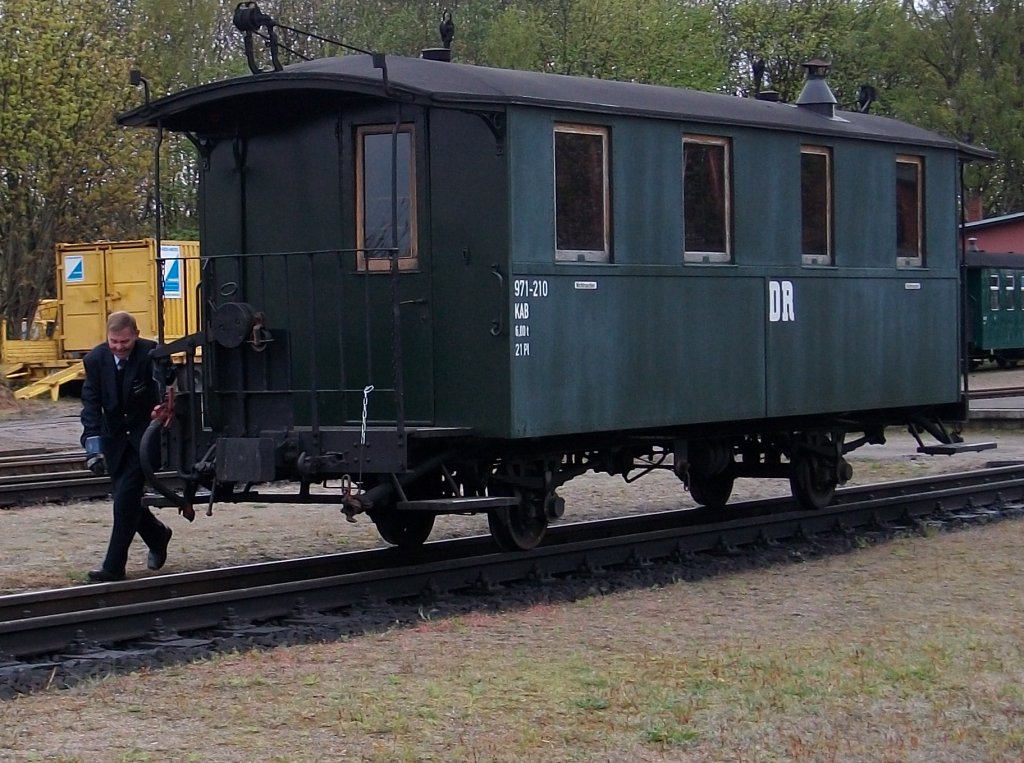 Auch eine M�glichkeit eine Rangierfahrt per Lok einzusparen.Hier legte der Zugleiter von Putbus pers�nlich noch Hand an.Wenig sp�ter wurde Dieser von der Zugf�hrerin und einer Dritten Person unterst�tzt um den Wagen auf seinen Abstellplatz zubringen.