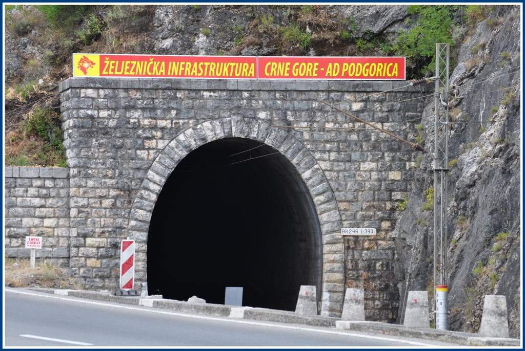 Auch in Montenegro wurden die einzelnen Geschftsbereiche offenbar aufgesplittet. Vor allem die Infrastruktur macht sich weithin sichtbar an Tunnelportalen und Viadukten bemerkbar. (24.07.2012)