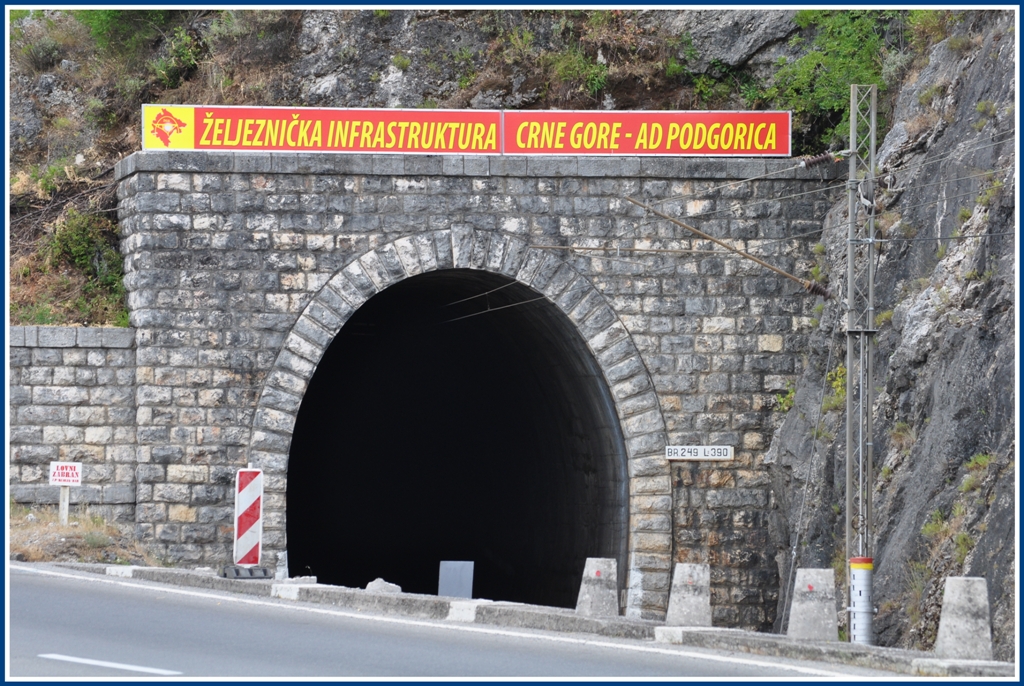Auch in Montenegro wurden die einzelnen Gesch�ftsbereiche offenbar aufgesplittet. Vor allem die Infrastruktur macht sich weithin sichtbar an Tunnelportalen und Viadukten bemerkbar. (24.07.2012)