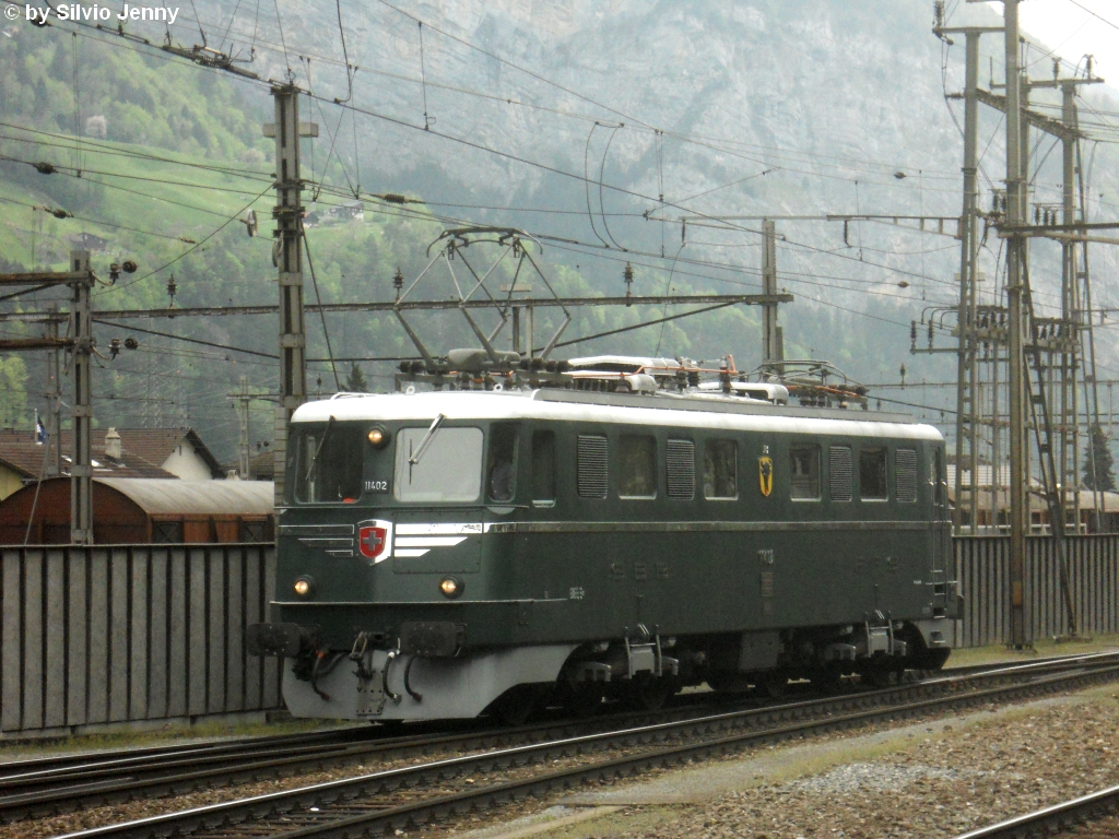 Auch nach 3 Jahren der Wiederaufarbeitung des Stiers, glnzt die Ae 6/6 11402 ''Uri'' weiterhin im vollen Glanz und entzckt die Besucher der Erstfelder Fitnessfahrten vom 1.5.2010. Im Jahre 2003 konnte die Lok ihr 50 jhriges Jubilum feiern. Da es sich hierbei um Prototypen handelt waren sie aber schon viel frher nicht so beliebt bei den Lokleitungen. Eine gewisse Zeit lang musste die Uri in Rorschach als Heizlok und Druckluftspender vorsicher hin nodern. Nach ihrem ''runden'' Geburtstag wurde es ruhig um die Maschine, sie kam ins IW Biel und war bereits als historische Lokomotive klassiert. Doch diesen Vermerk bersahen wohl einige Mitarbeiter, und die Maschine wurde als Ersatzteilspender genutzt. Im herbst 2006 kehrte die Maschine vllig demoliert und in einem desolaten Zustand nach Erstfeld. In wochenlanger Fronarbeit wurde die Maschine wiederaufgearbeitet und konnte die Werkstatt im Ablieferungszustand im Frhling 2007 verlassen. Seither wird die Maschine gehegt und gepflegt, sehr zur Freude der Fans der Ae 6/6, so nahm ein Drama doch noch ein gutes Ende.