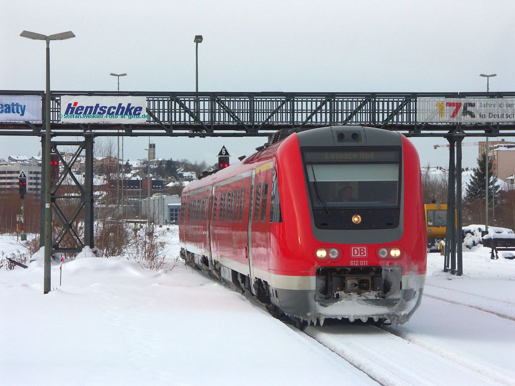 Auch die Nachmittagsleistung des eigentlich lokbespannten RE Leipzig - Hof war am 10.12.2010 ein 612er. Hier bei der winterlichen Einfahrt nach Hof Hbf.