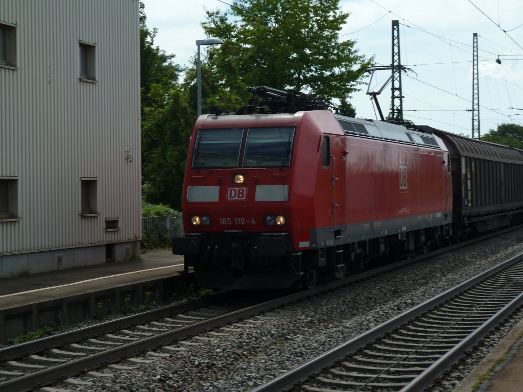 Auch neben dem Stellwerk in Mllheim (Baden) die 185 110-4 mit einem Gemischten Gterzug. (14.08.2012)