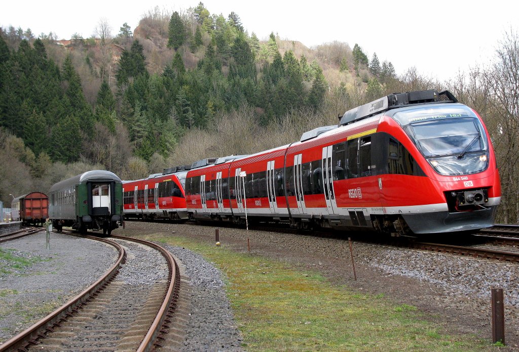 Auch  normalen Verkehr gab es in Gerolstein. Hier durcheilt ein TALENT als RB Richtung Trier das BW Gerolstein um gleich im Bahnhof Gerolstein zu halten am 02.04. (Aufnahme von sicherem Standpunkt im BW aus)