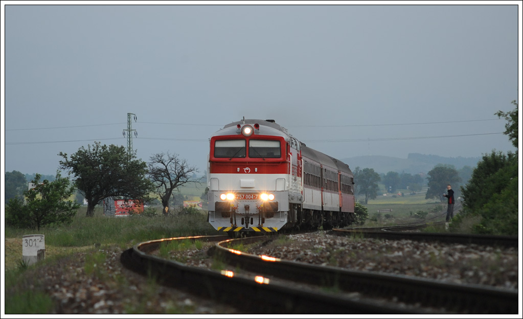 Auch der Planverkehr wurde am vergangenen Wochenende etwas dokumentiert. Im September 2011 hatte die erste 757er (757 001) der ZSSK ihre erste offizielle Fahrt. Die 757er wurden u.a. mit einem Caterpillar-Dieselmotor  remotorisiert, erhielten Kameras statt Au�enspiegel und auch die F�hrerst�nde wurden klimatisiert. Mit ihren rund 2110 PS und einer H�chstgeschwindigkeit von 100 km/h wird sie heute im mittelschweren Streckendienst auf nicht elektrifizierten Strecken der ZSR mit L�nge bis 300 km eingesetzt. Das Foto zeigt 757 004 mit einem Personenzug am 2.6.2012 kurz vor der Haltestelle Ko�ťany nad Turcom. Ca. zehn 750ger und 754er sollen von �OS Zvolen auf 757er umgebaut werden.