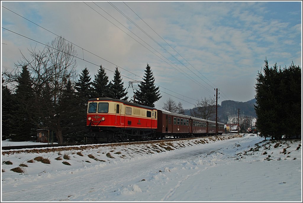 Auch der R 6813 wurde von einer 1099 bespannt, am 30.11.2010 war es die 1099.002 die eine reine braune Garnitur durch das verschneite Pielachtal zog. (Kirchberg)