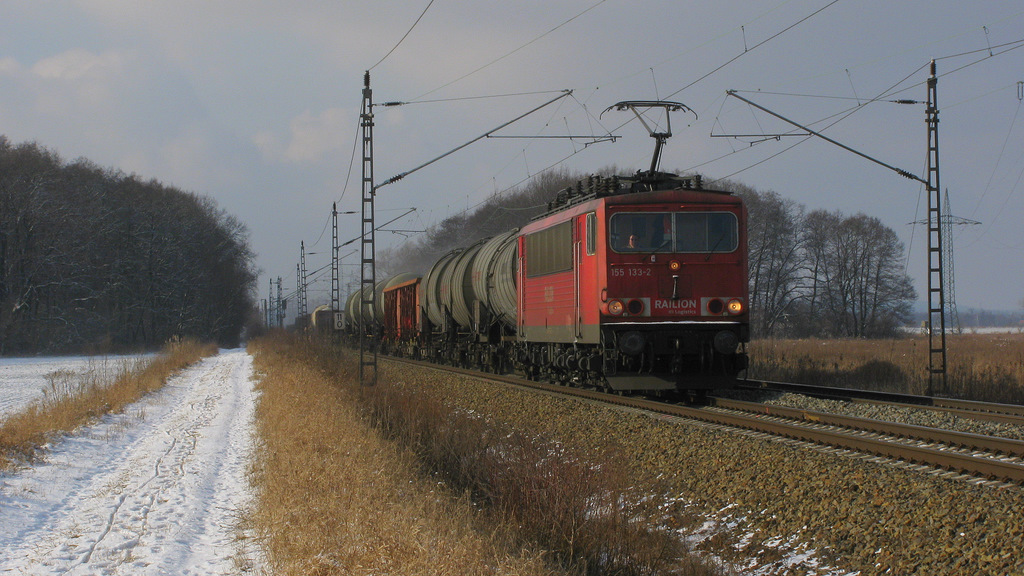 Auch Richtung Genhagener Heide kann man in Ahrensdorf fahren. Hier macht es 155 133-2 mit einem gemischten G�terzug am schneeigen 03.02.2012.